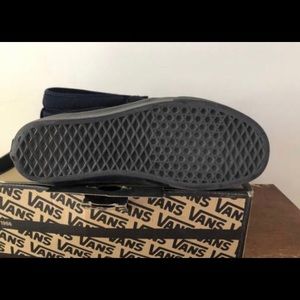 Brand new Vans peacoat sneakers size 10. Only worn when I tried them.
